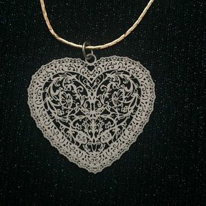 Lace look heart necklace